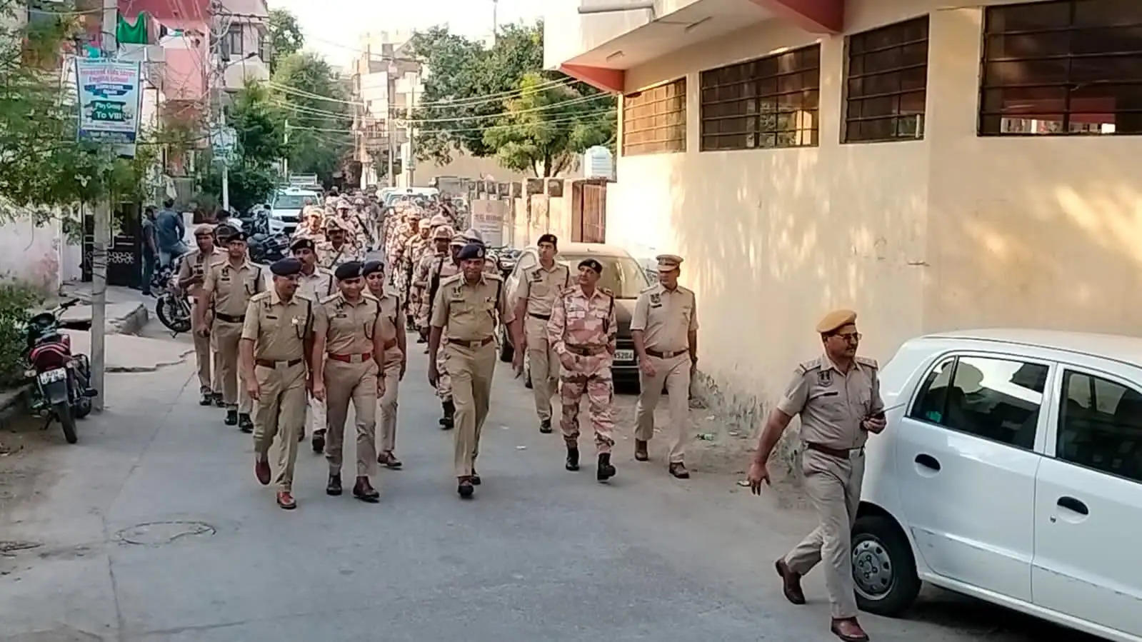 जयपुर पुलिस कमिश्नर ने भयमुक्त और शांतिपूर्वक चुनाव के लिए जयपुर में किया फ्लैग मार्च