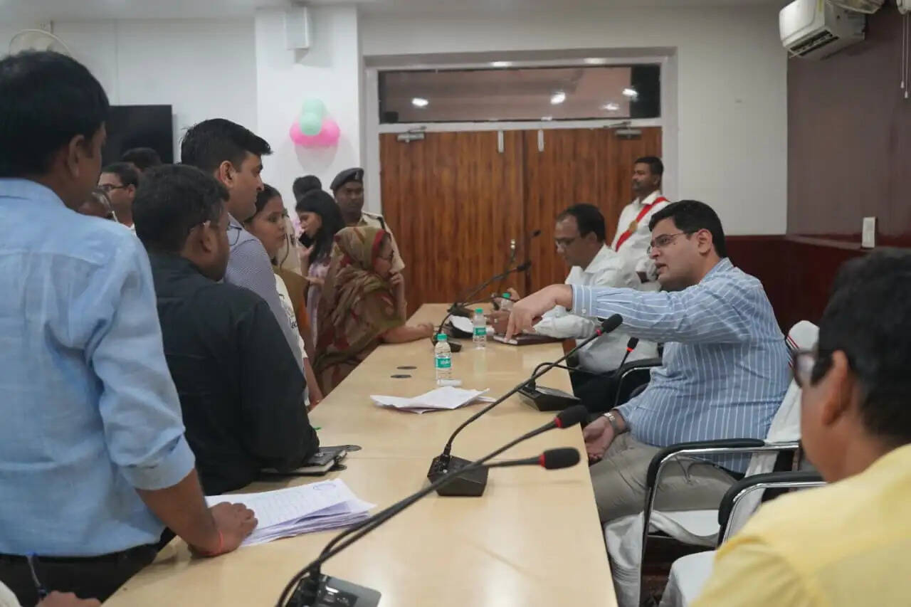 जनता दरबार में 86 मामलों पर डीएम ने की सुनवाई
