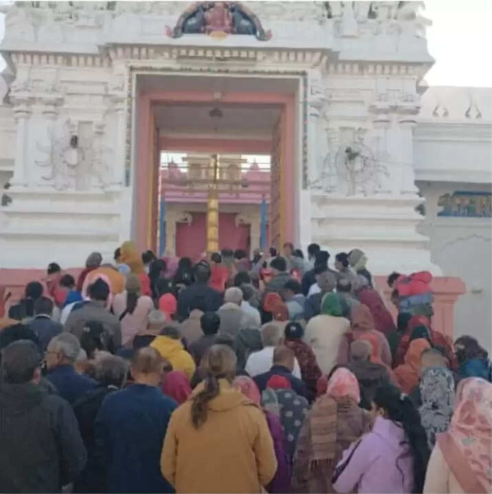 पुष्कर में वैकुण्ठ द्वार से बाहर आए भगवान वैकुंठनाथ, लगे जयकारे