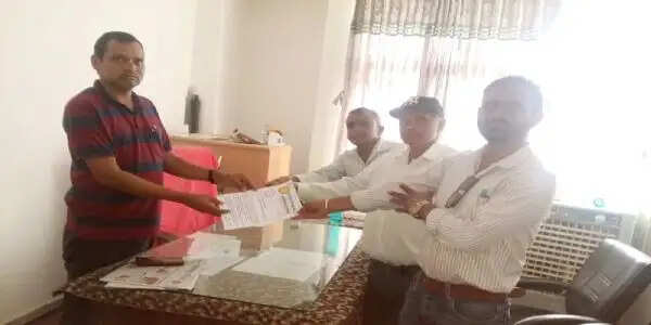तबादलों पर भड़का आक्रोश : स्थानांतरण रद्द न होने पर बुधवार को शिक्षा मंत्री का पुतला फूंकने की चेतावनी