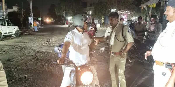 सारण में वाहन जांच अभियान का एसएसपी ने किया देर रात औचक निरीक्षण