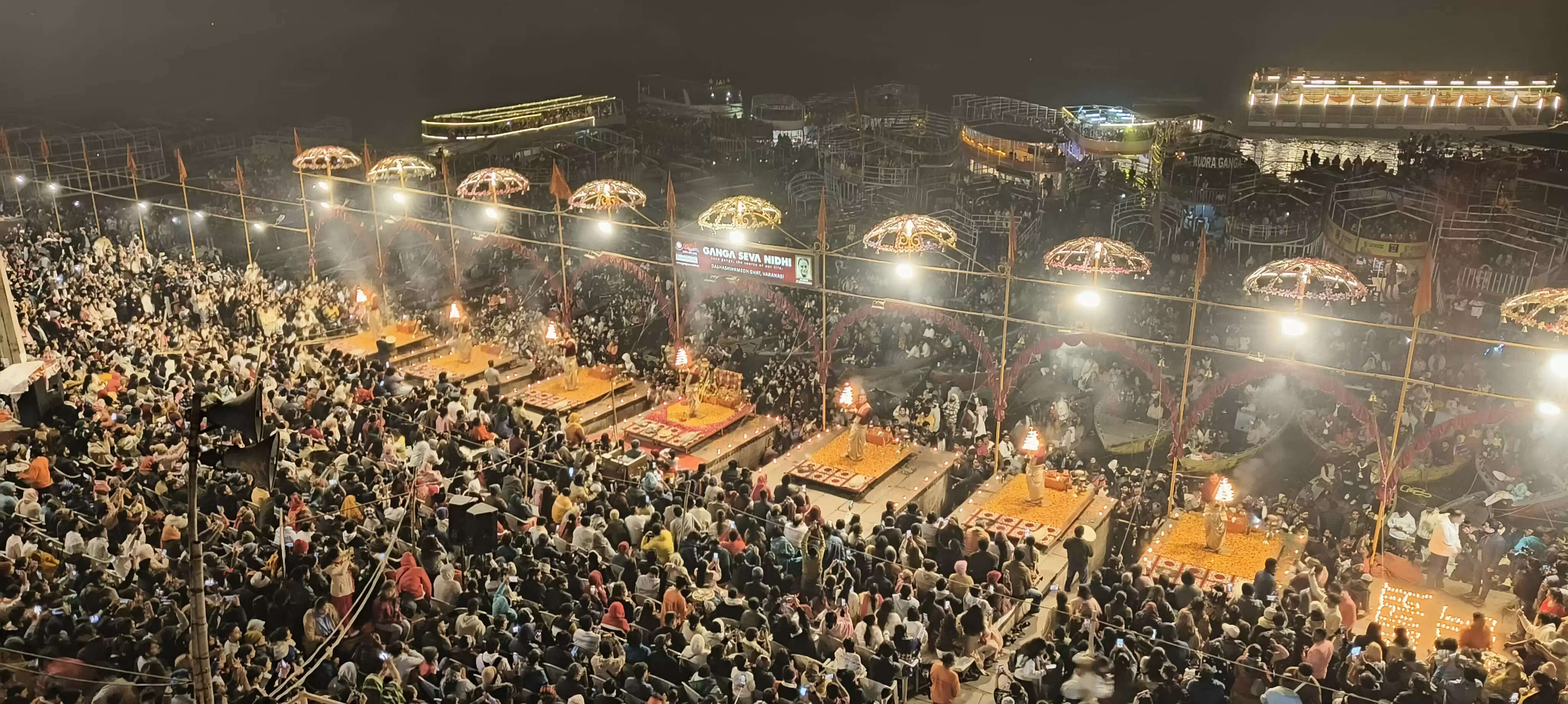 वाराणसी : साल के अंतिम दिन दशाश्वमेघ घाट पर गंगा आरती में उमड़ा आस्था का सैलाब