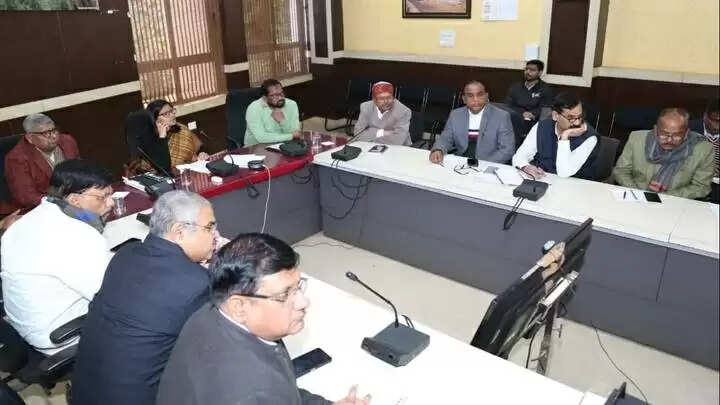 स्कूलों की मरम्मत का काम गुणवत्ता के साथ तेजी से पूर्ण कराएं: कलेक्टर