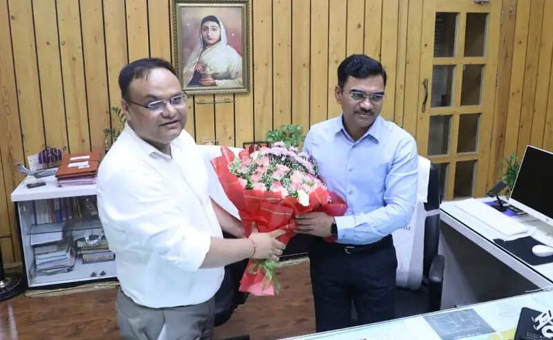 इंदौरः आईएएस भास्कर लक्षकार ने संभागायुक्त का पदभार किया ग्रहण, डॉ. खाड़े को दी गई भावभीनी विदाई