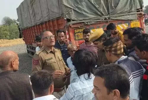 मनोहरपुर-दौसा हाईवे पर कार-ट्रक की भिड़ंत में तीन की मौत