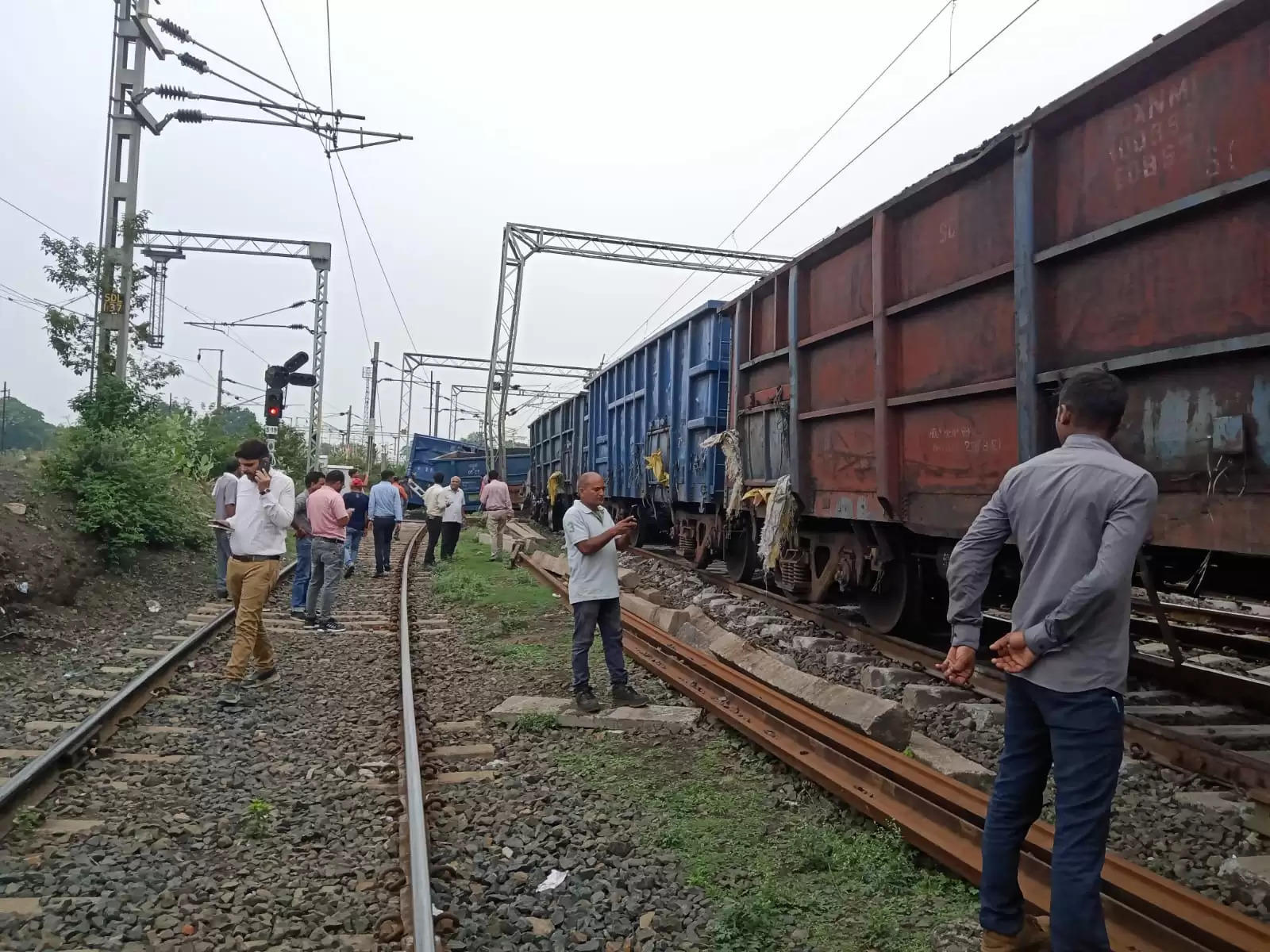 शहडोल स्टेशन यार्ड के पास में पलटे मालगाड़ी के चार डिब्बे, छग से कोयला लेकर राजस्थान जा रही थी