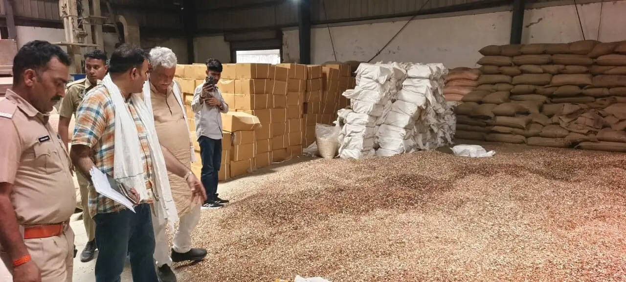 बीज माफियाओं पर किरोड़ी का बड़ा प्रहार: चौमूं में नकली मूंगफली बीज फैक्ट्री का भंडाफोड़