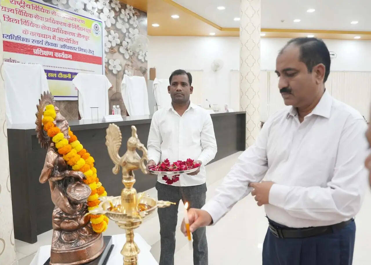 जौनपुर में अधिकार मित्रों को दिया गया प्रशिक्षण कार्यक्रम , अंतिम व्यक्ति तक न्याय पहुंचाने पर जोर