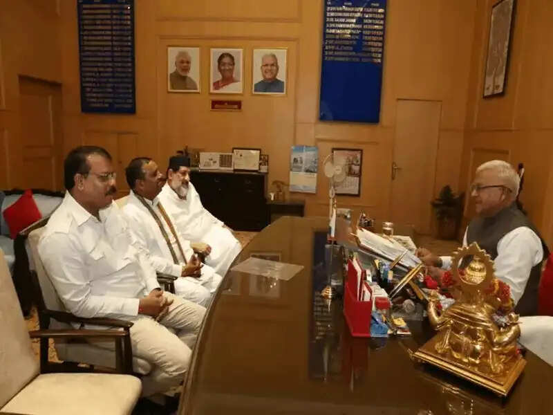 विजय शाह मामले पर राजभवन पहुंची कांग्रेस, राज्यपाल से मंत्री पर केस चलाने की मंजूरी देने की मांग