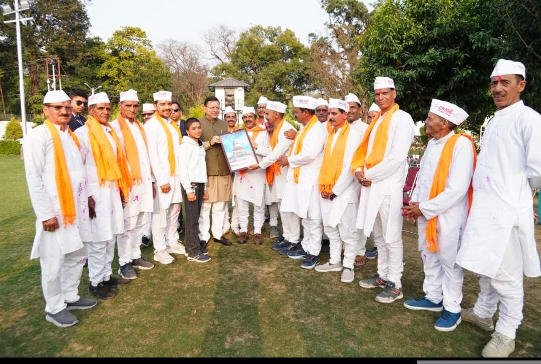 मुख्यमंत्री धामी को चम्पावत से आए होल्यारों ने दी होली की शुभकामनाएं