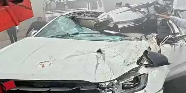 फरीदाबाद में कोहरे से भयानक हादसा: एक्सप्रेसवे पर कार कंटेनर में घुसी, दो की मौत