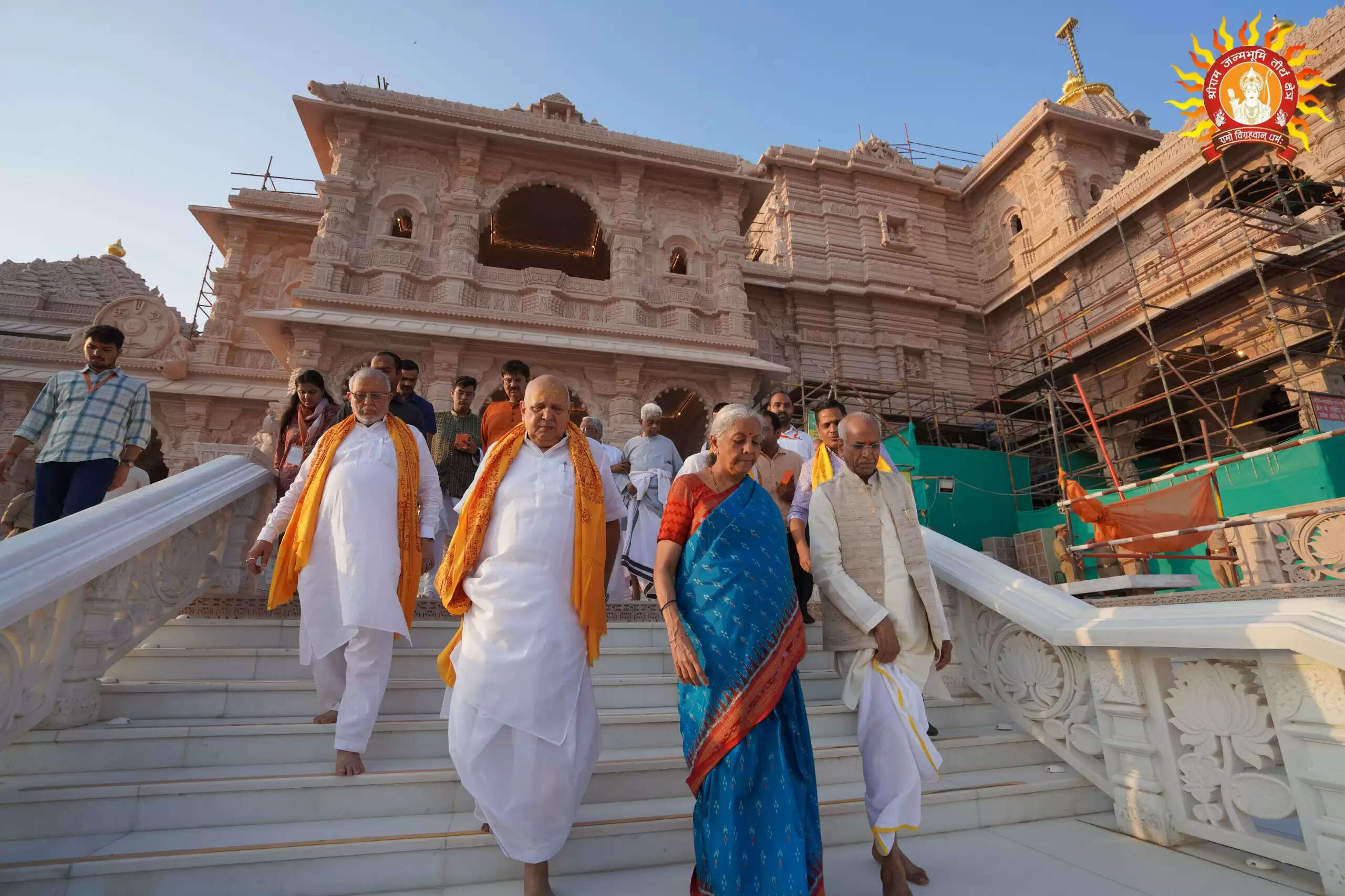 (अपडेट)अयोध्या में वित्त मंत्री निर्मला सीतारमण ने परिवार संग उतारी प्रभु श्रीरामलला की आरती