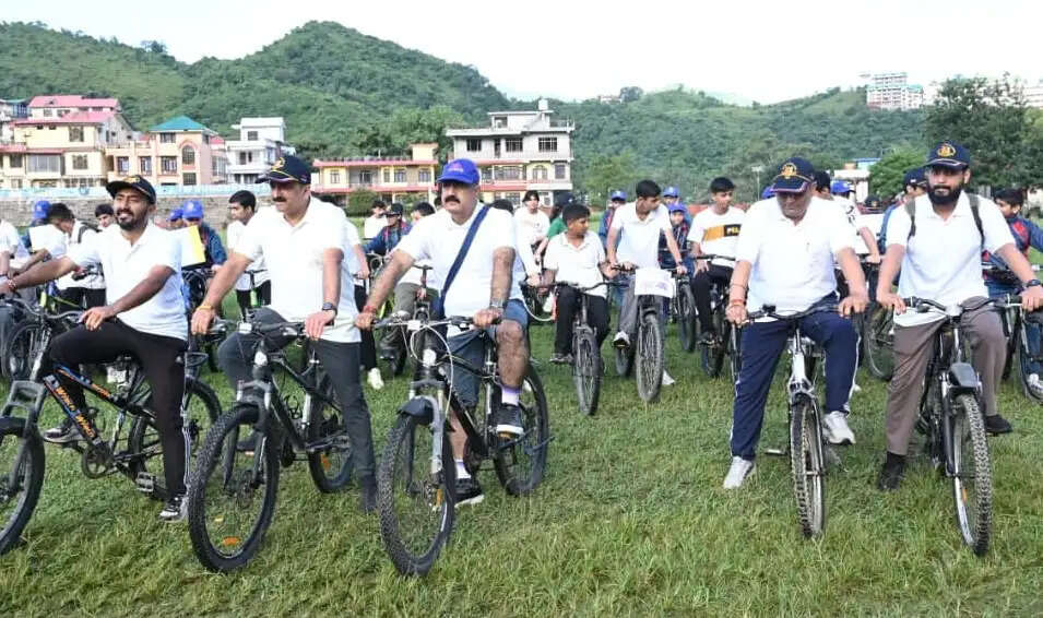 स्वच्छ हवा और नशा मुक्त सुंदरनगर का संदेश देने निकाली साइकिल रैली