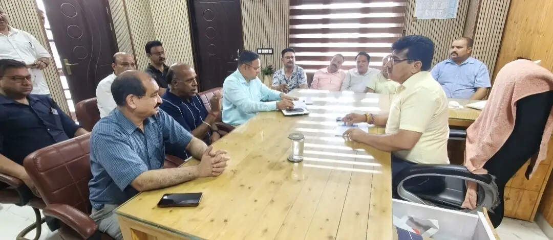 अघोषित बिजली कट और लो वोल्टेज की बढ़ रही समस्या पर दिया ज्ञापन