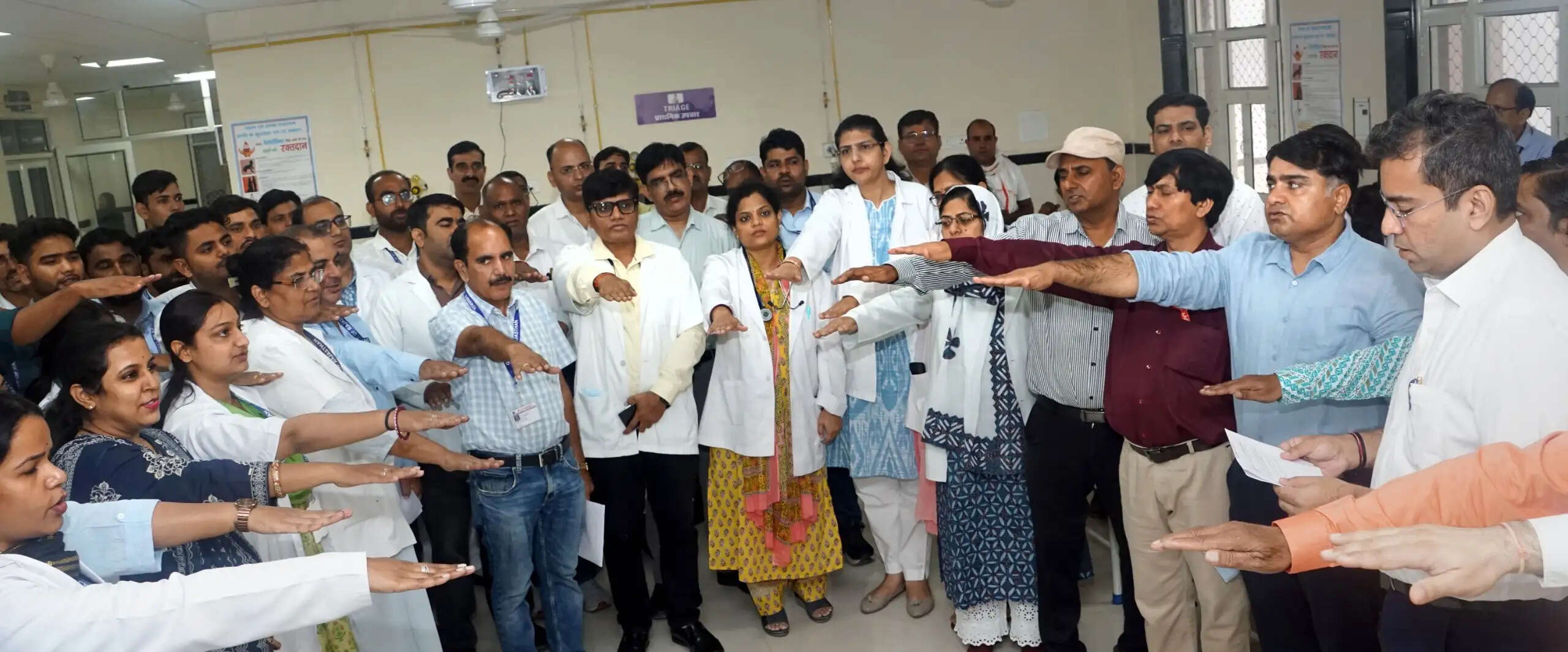 स्वैच्छिक रक्तदान अभियान:जिला कलेक्टर संदेश नायक ने किया रक्तदान