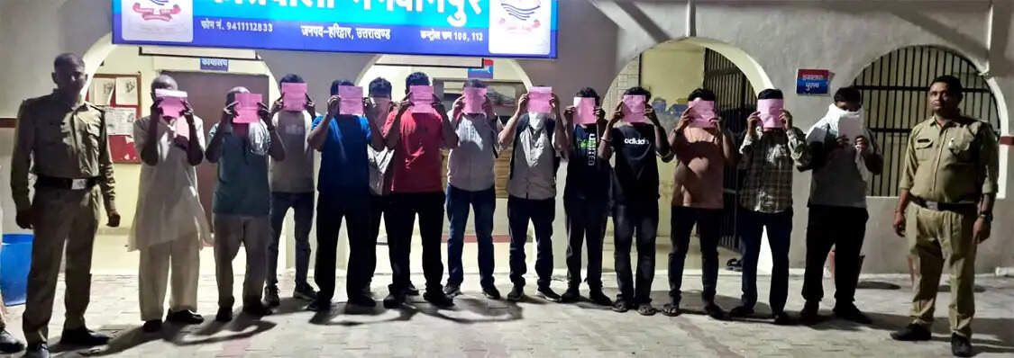 सार्वजनिक स्थल पर शराब पीकर हुड़दंग मचाने वाले 15 गिरफ्तार