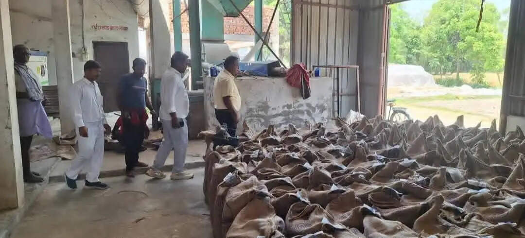 बसंतपुर में पैक्स गोदामों का भौतिक सत्यापन, संतुष्ट दिखे एसडीएम