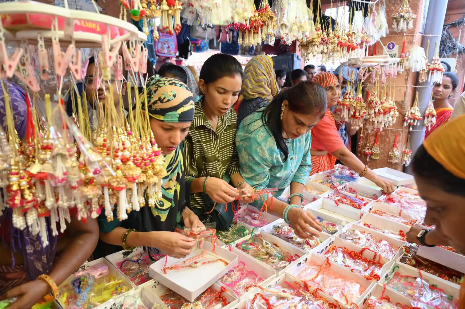 रक्षाबंधन पर सजे बाजार: 500 से अधिक तरह की राखियों की धूम