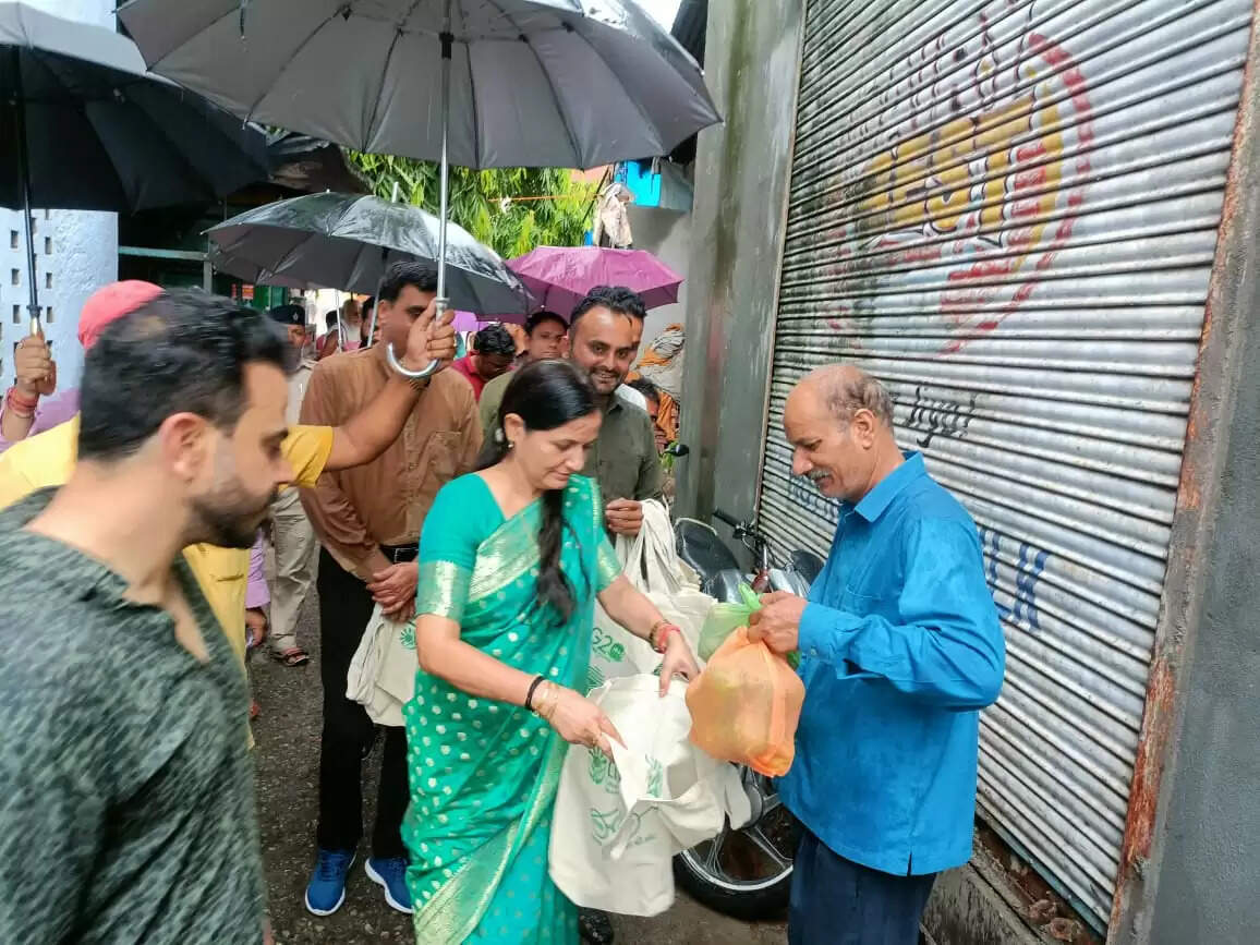 अंतरराष्ट्रीय प्लास्टिक बैग मुक्त दिवस पर महापौर ने बांटे कपड़े के थैले