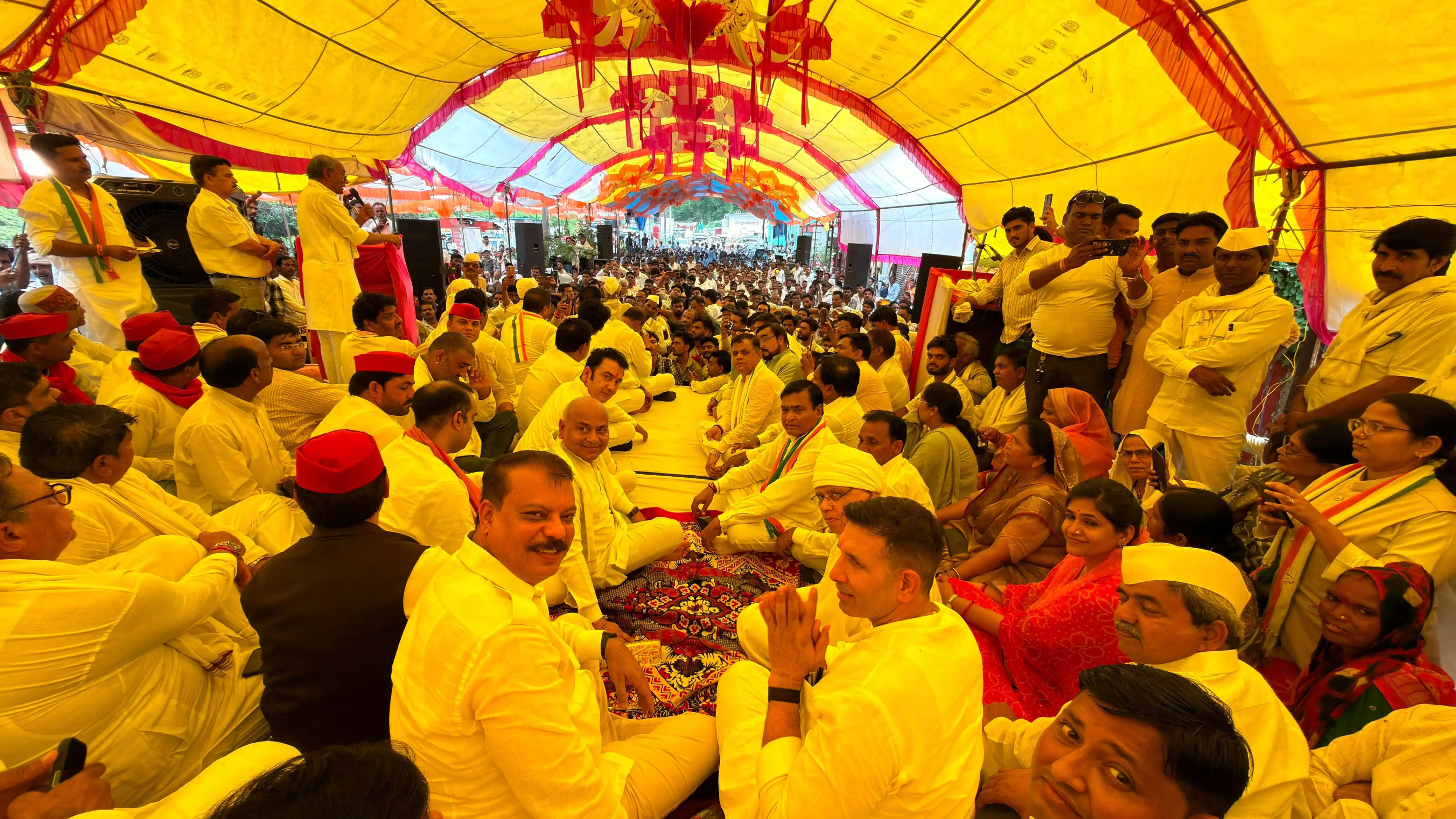दतिया उपचुनाव: कांग्रेस प्रत्याशी घनश्याम सिंह ने भरा नामांकन, नेताओं ने भाजपा पर साधा निशाना