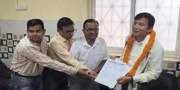 डीआरएम को विभिन्न संगठनों ने यात्री सुविधा और ट्रेन को लेकर सौंपा ज्ञापन