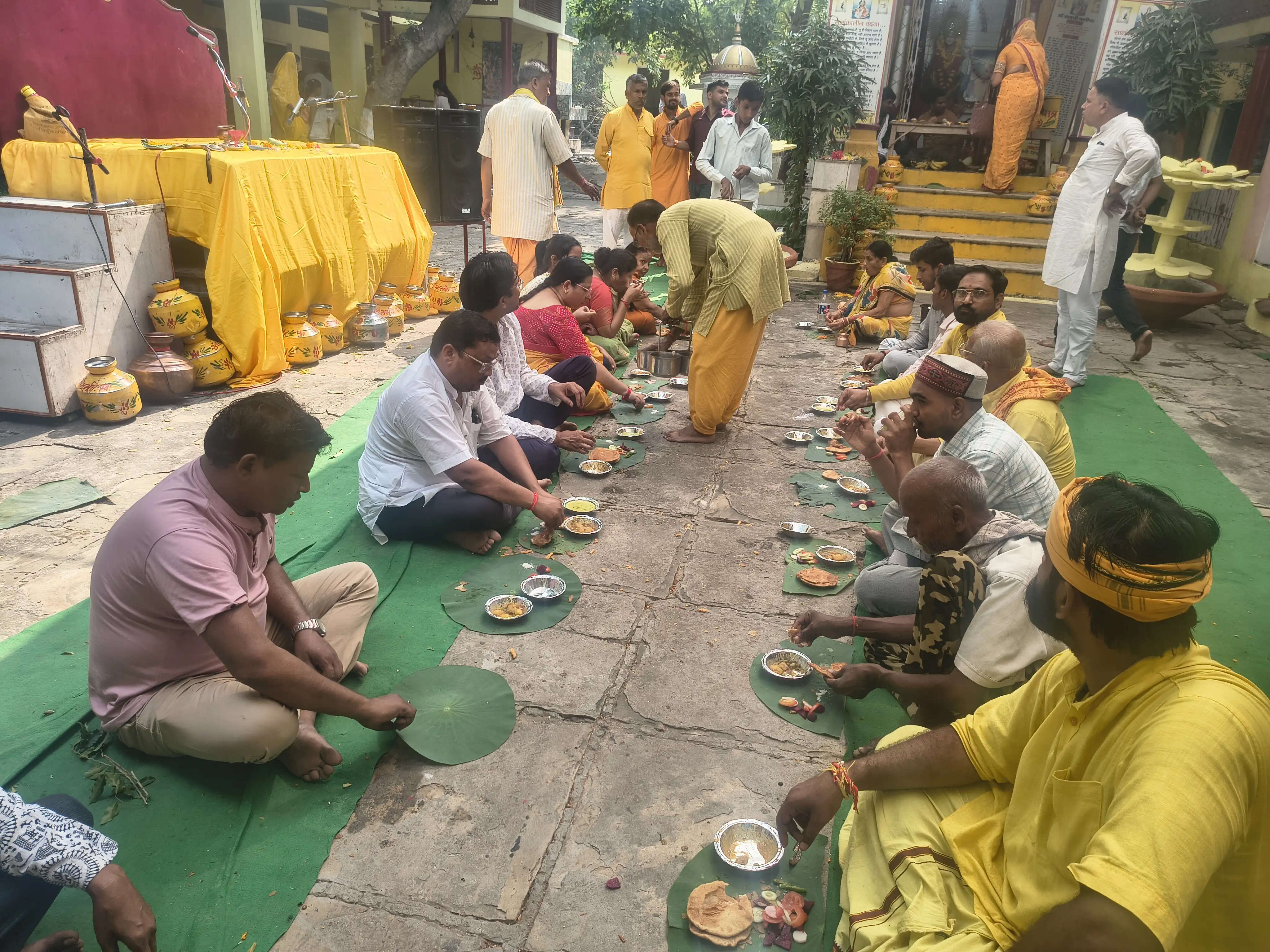 महोबा : गायत्री मंदिर में गूंजे वेद मंत्र, 24 कुण्डीय गायत्री महायज्ञ में भक्तों ने विश्व शांति के लिए दी आहुतियां