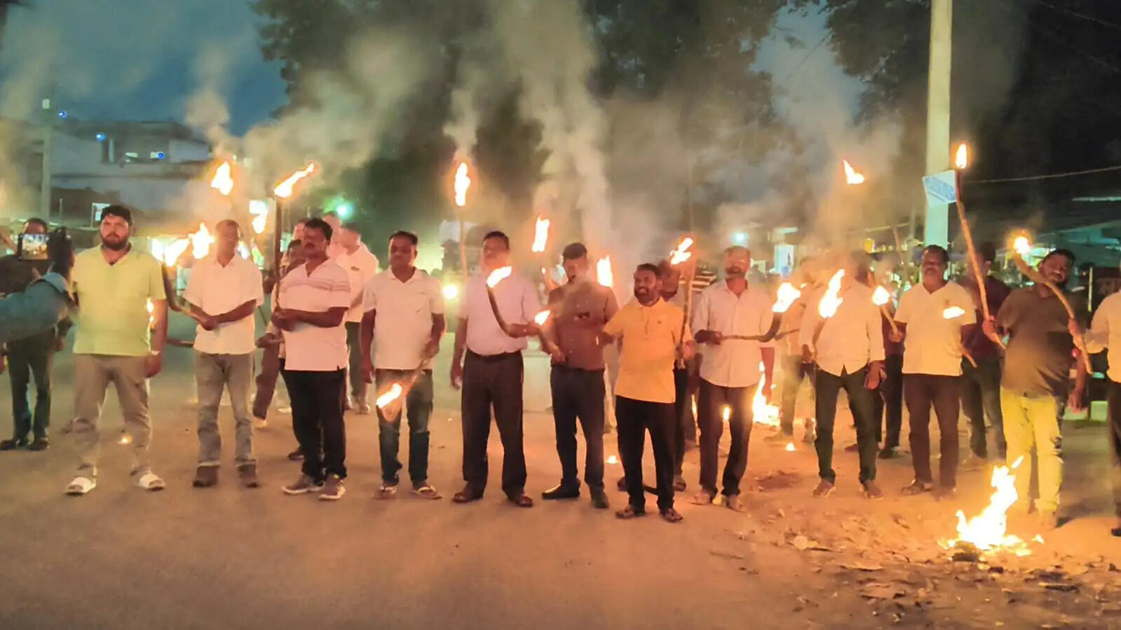जेएलकेएम सहित अन्य संगठनों ने झारखंड बंद का किया समर्थन, निकाला मशाल जुलूस