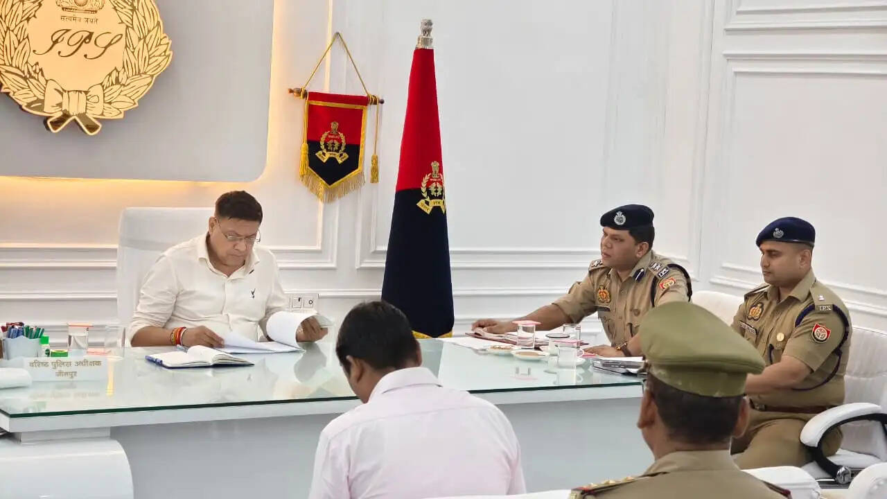 छह माह पुराने लंबित मामलों का तत्काल निस्तारण करें : एडीजी