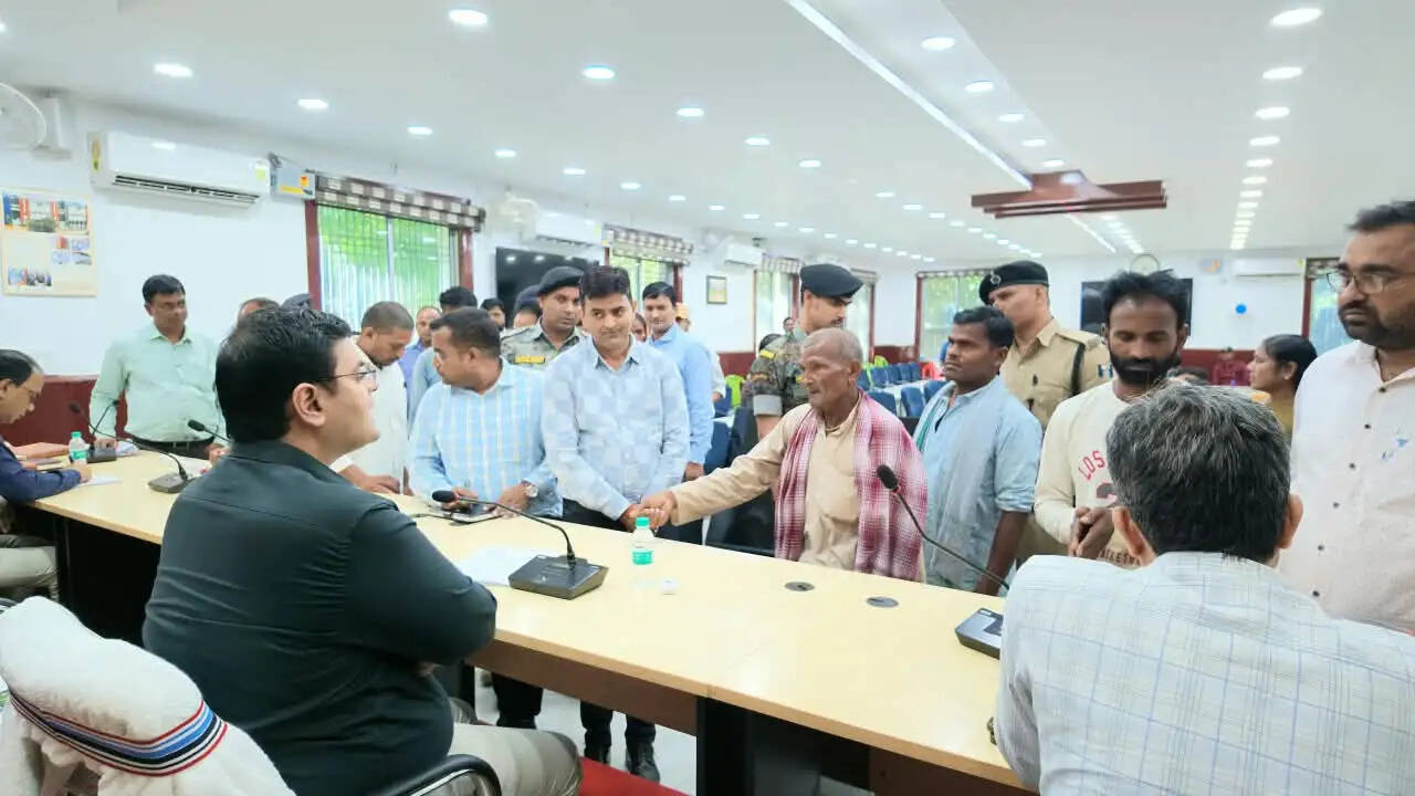 जनता दरबार में डीएम ने 51 फरियादियों की सुनी फरियाद
