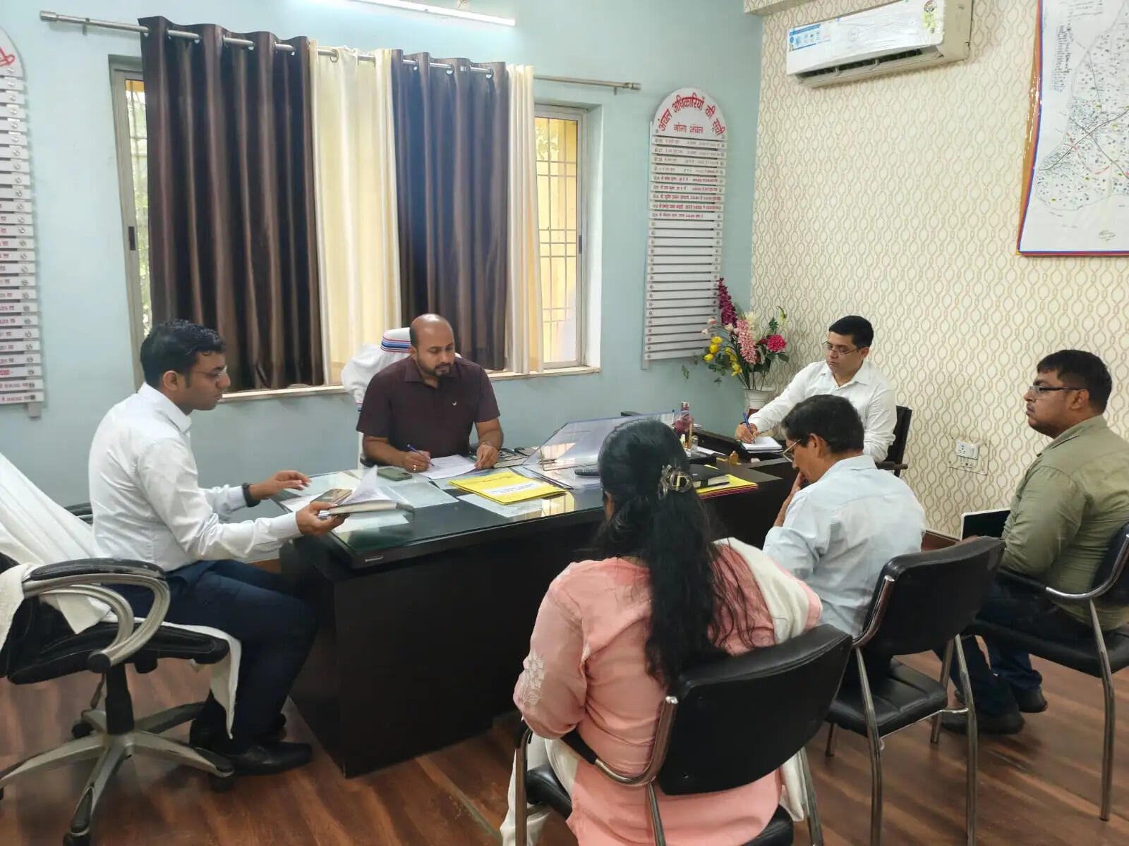 उपायुक्त ने किया गोला सीओ सहित सभी कर्मियों का किया वेतन बंद, एक निलंबित