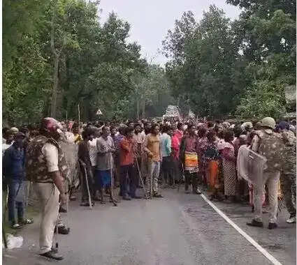 छत्तीसगढ़ में ग्रामीणों और पुलिस के बीच हिंसक झड़प, डीएसपी समेत 24 से अधिक पुलिसकर्मी घायल