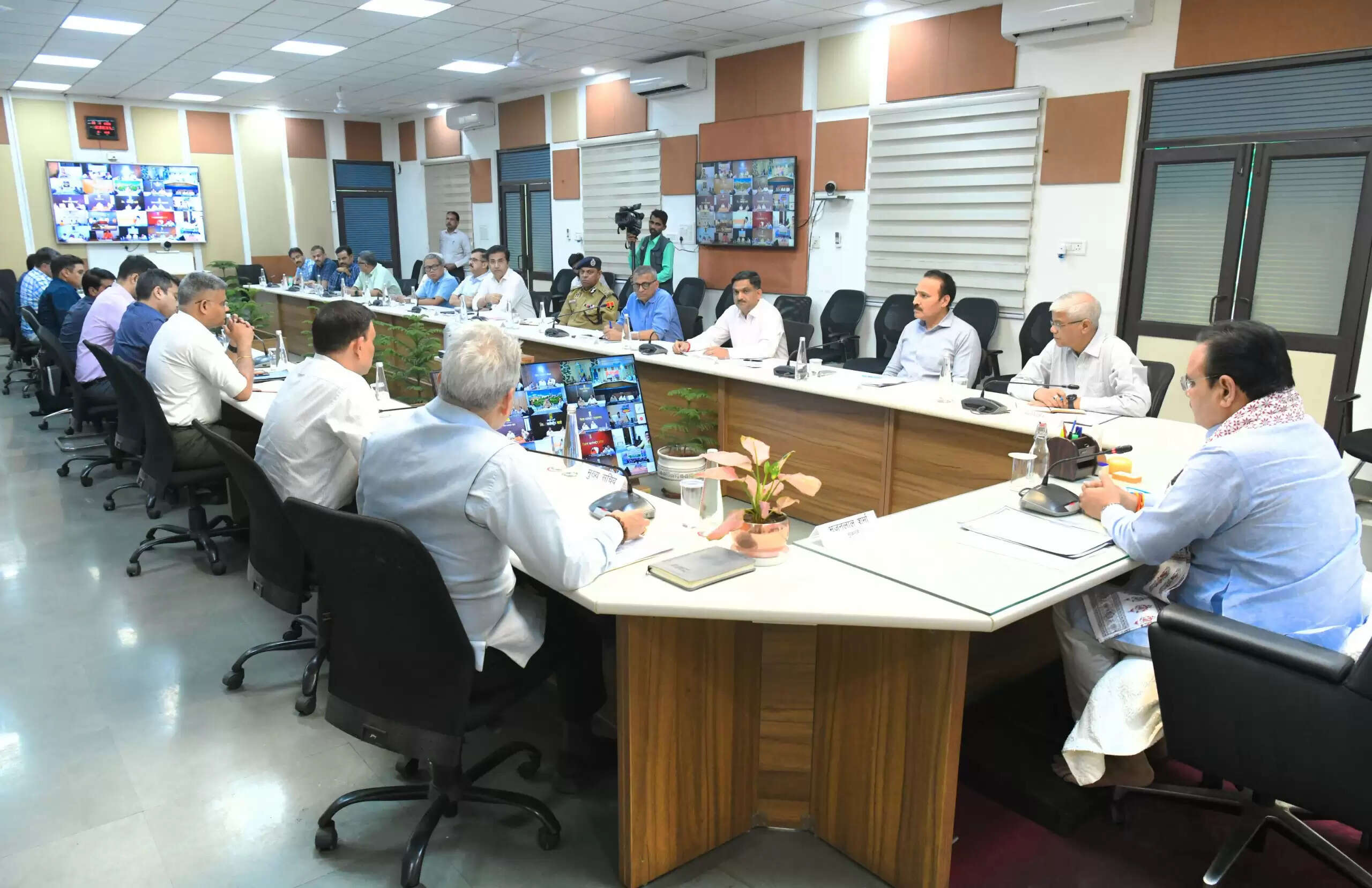 पहलगाम आतंकी हमले के मद्देनजर मुख्यमंत्री ने की कानून-व्यवस्था की समीक्षा