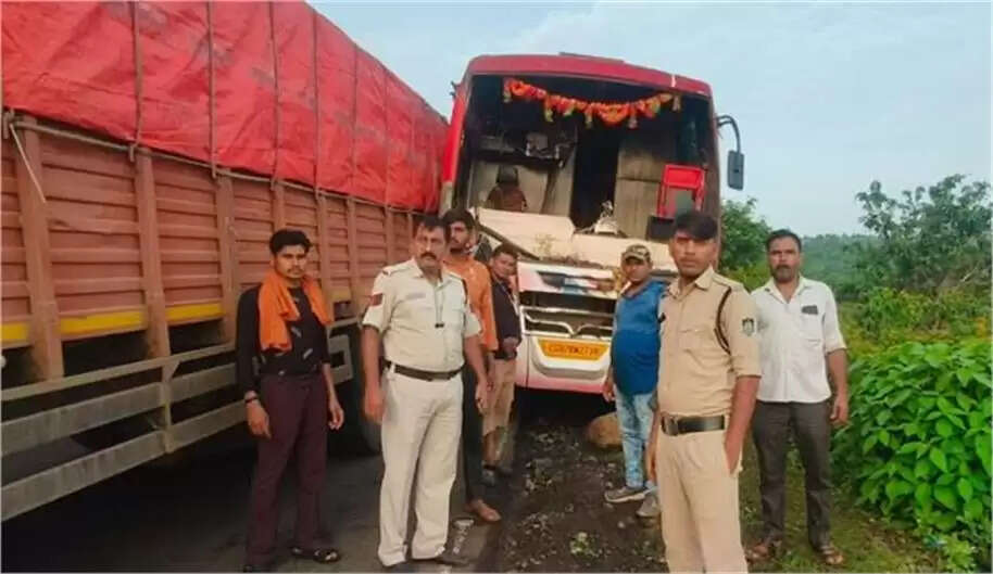 शहडोल: रायपुर से मैहर जा रही बस का ब्रेक फेल, ट्रक ने रोका 50 कांवड़ियों की जान बची