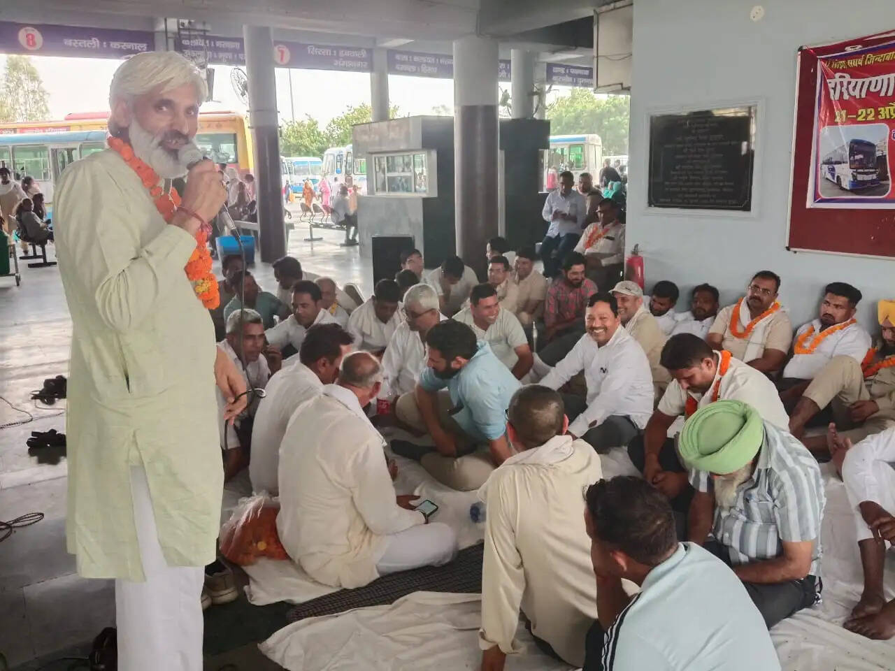 कैथल मेेंं रोडवेज कर्मचारियों की भूख हड़ताल शुरू