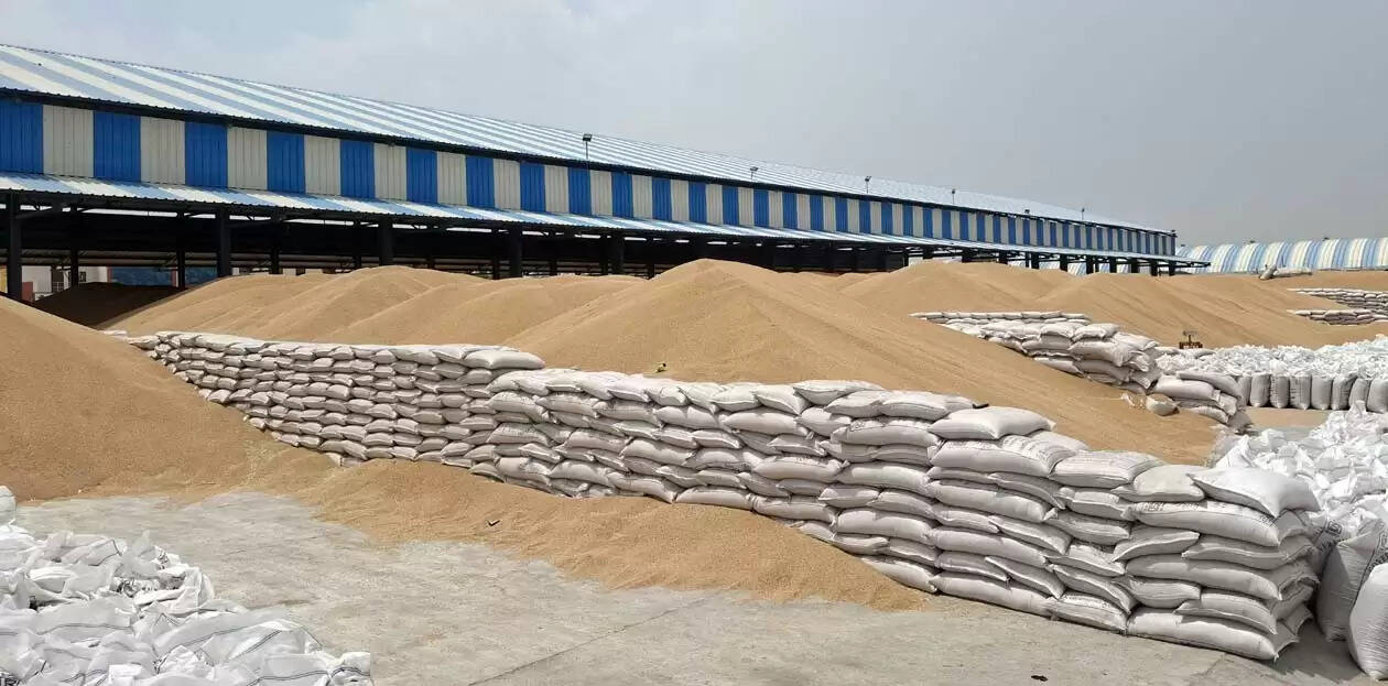 हिसार : नारनौंद अनाज मंडी में उठान का कार्य धीमा; गेहूं से लबालब भरी मंडी
