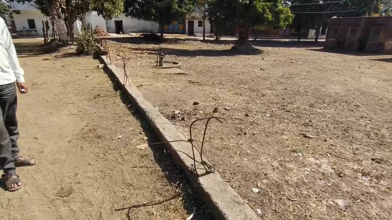 शाजापुर : चार सालों में बने केवल बीम कॉलम, तत्कालीन सरपंच-सचिव से होगी वसूली