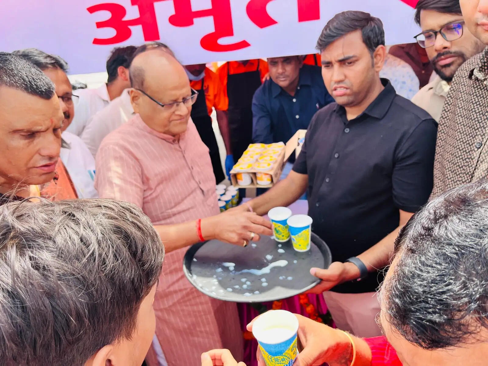 निर्जला एकादशी पर भक्ति और सेवा का संगम: छोटी काशी में उमड़ा जनसैलाब