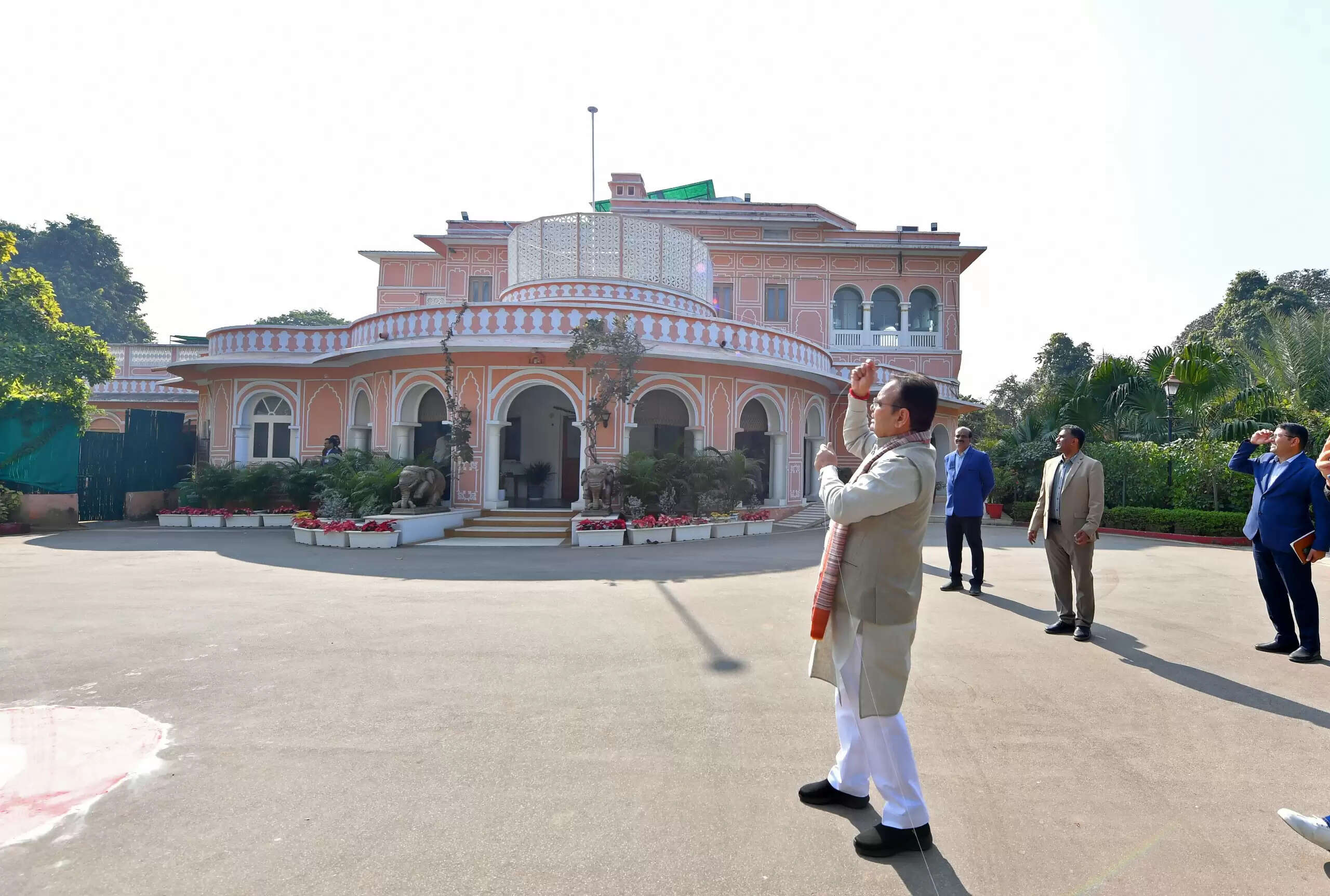 मुख्यमंत्री निवास पर पतंग उड़ाकर सीएम भजनलाल शर्मा ने मनाई मकर संक्रांति