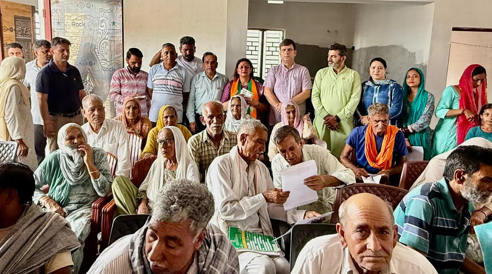 अखनूर के खौड मंडल में वरिष्ठ नागरिकों के लिए विशेष आयुष्मान भारत कैंप आयोजित