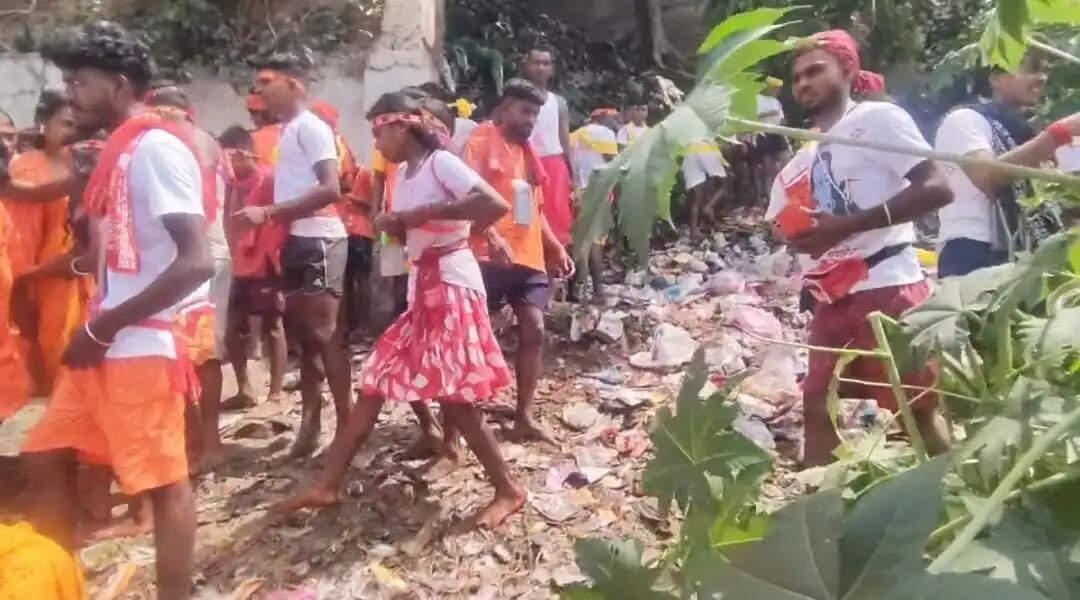 प्रशासन के दावों की खुली पोल, गंदगी के बीच गंगाजल भरने को मजबूर हुए शिवभक्त