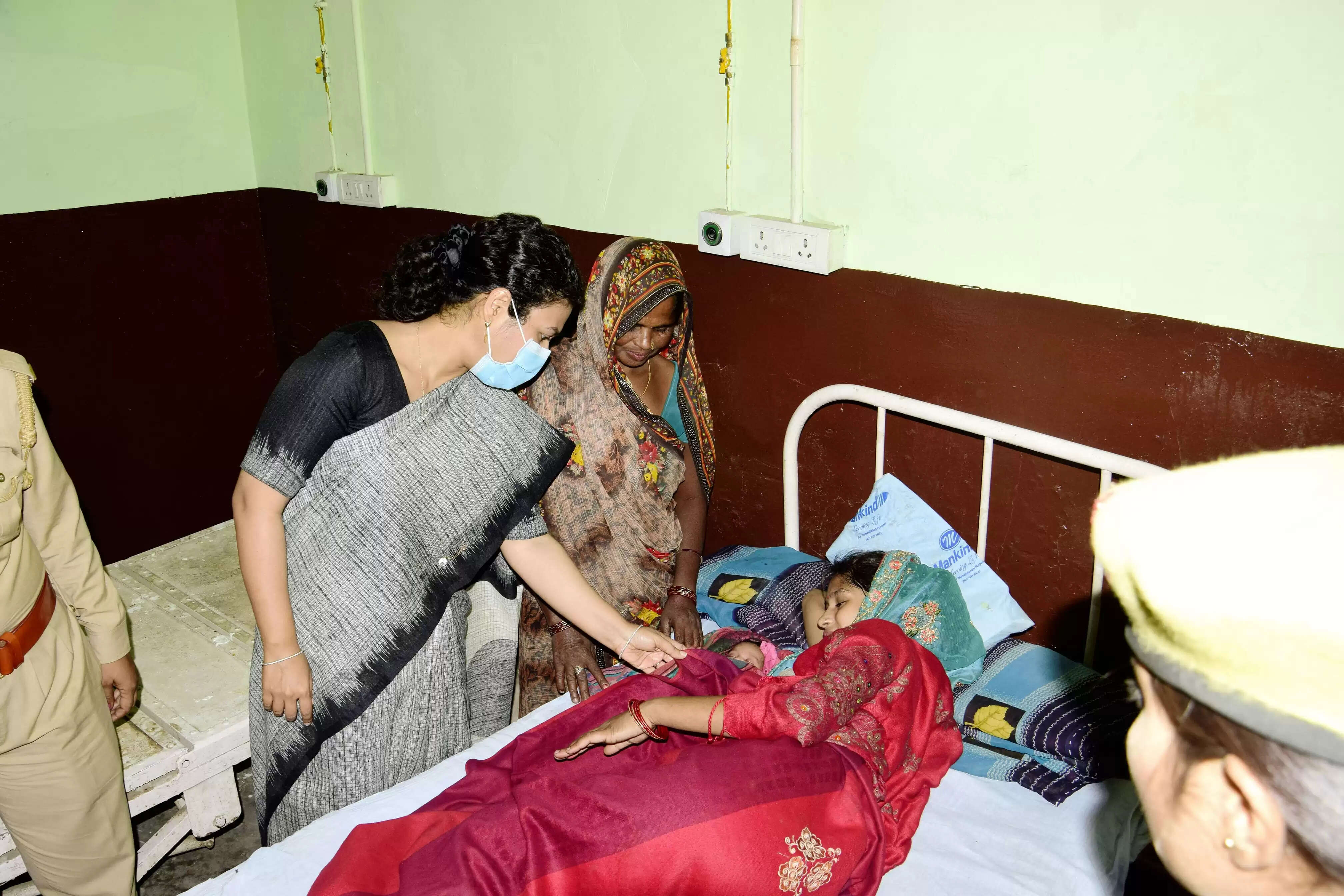 डीएम ने सीएचसी कुंभी का किया औचक निरीक्षण, अव्यवस्थाओं पर जताई नाराजगी, सुधार के दिए सख्त निर्देश