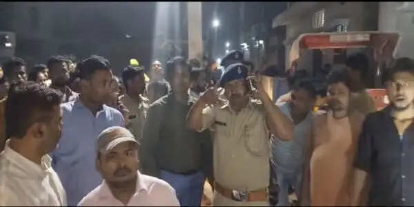 घर और&nbsp;दुकान से ढाई सौ से अधिक कालाबाजारी के घरेलू गैस सिलेंडर बरामद