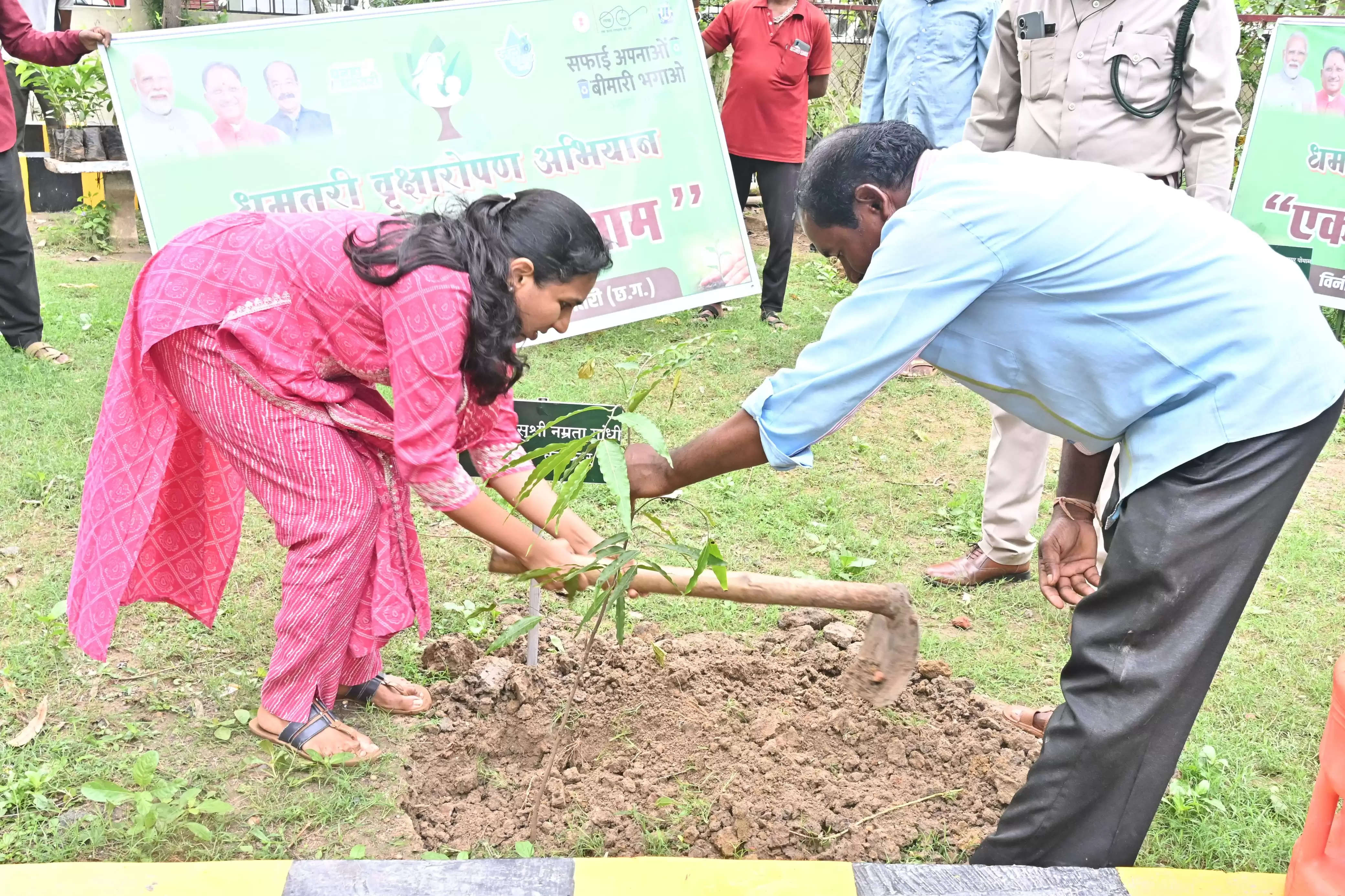 (संशोधित) जिले में महापाैधारोपण अभियान की हुई शुरूआत, लगेंगे 11 लाख से ज्यादा पौधे