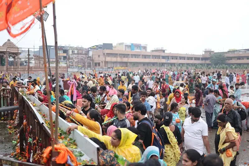 सीहोरः कुबेरेश्वरधाम पर उमड़ा आस्था का सैलाब, हजारों श्रद्धालुओं ने किया मंगल तिलक