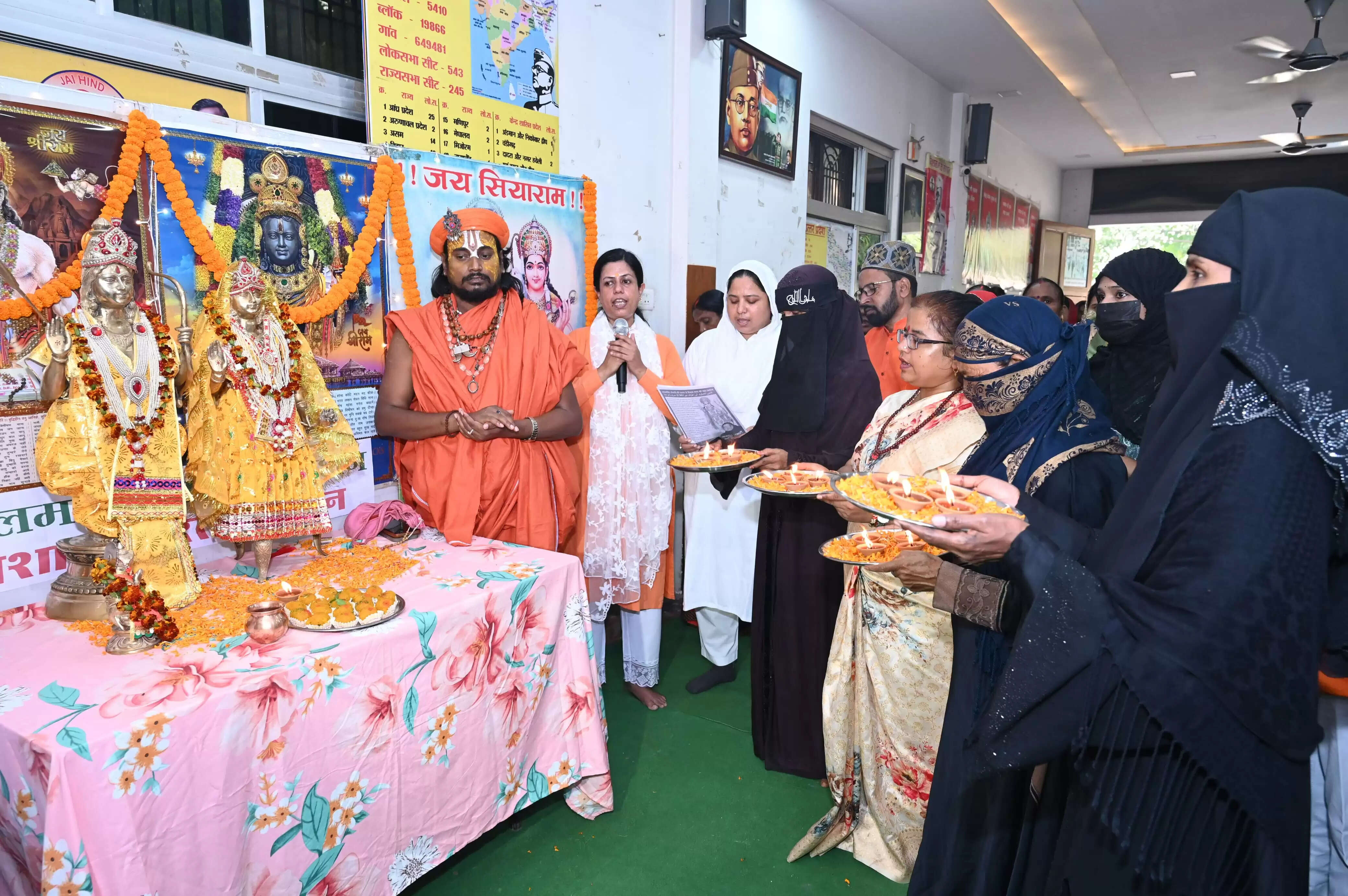 वाराणसी में मुस्लिम महिलाओं ने भगवान राम की आरती कर दिया रामराज्य का संदेश