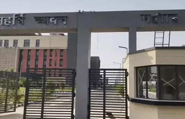 ग्रामीणों ने नारनौल मेडिकल कॉलेज का बोर्ड उखाड़ा,नाम बदलने की मांग पर धरना