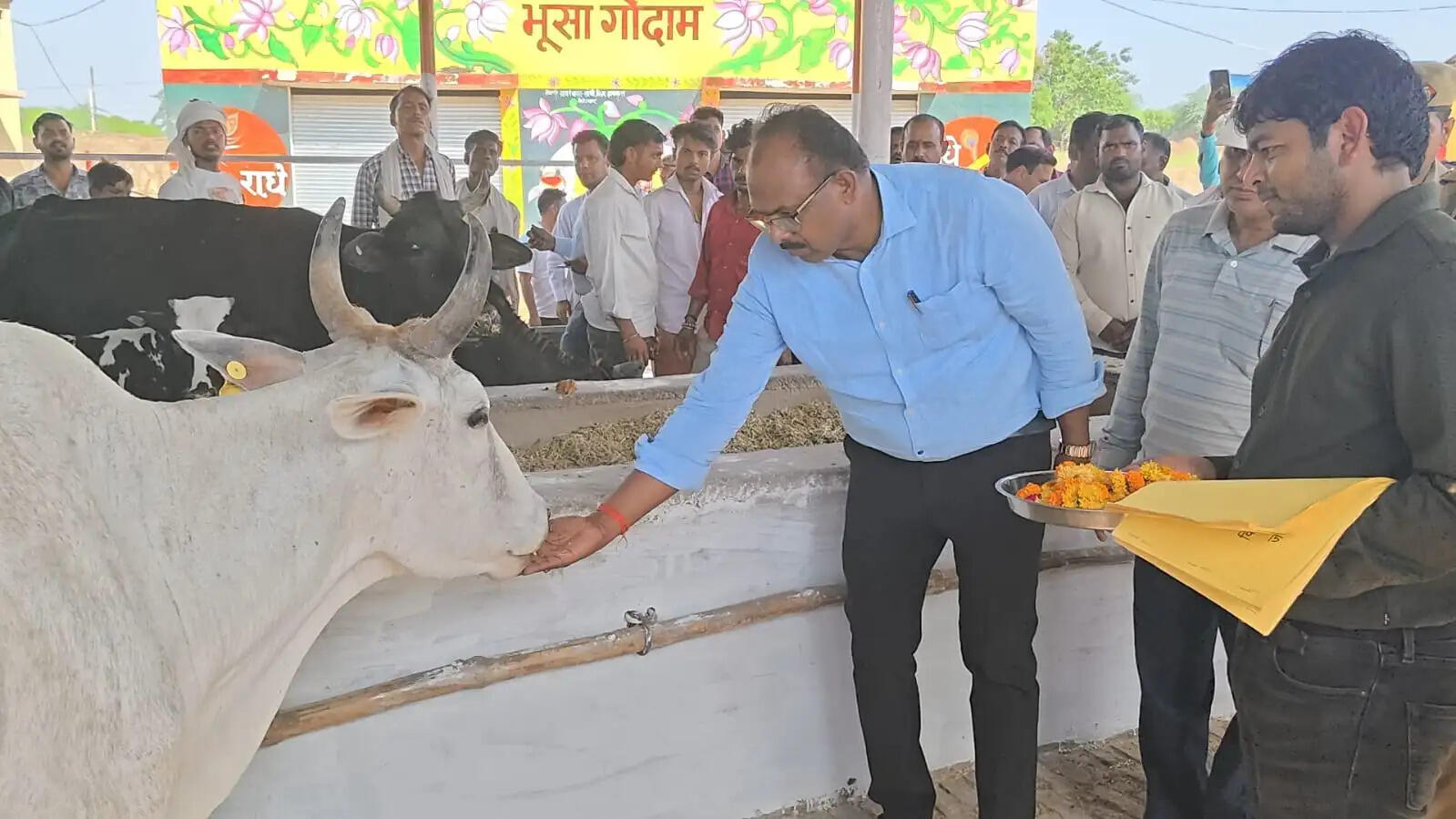 जिलाधिकारी ने किया वृहद गौशाला का निरीक्षण