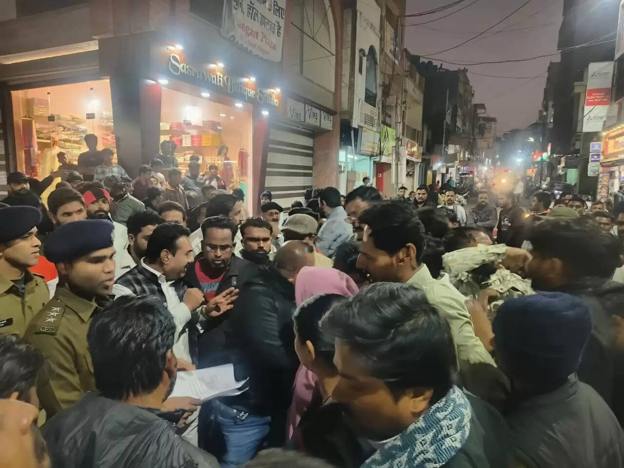 नागदाः छेड़छाड़ की घटना में रिपोर्ट नहीं में लिखने पर हिंदूवादी नेताओं ने किया थाना परिसर में प्रदर्शन