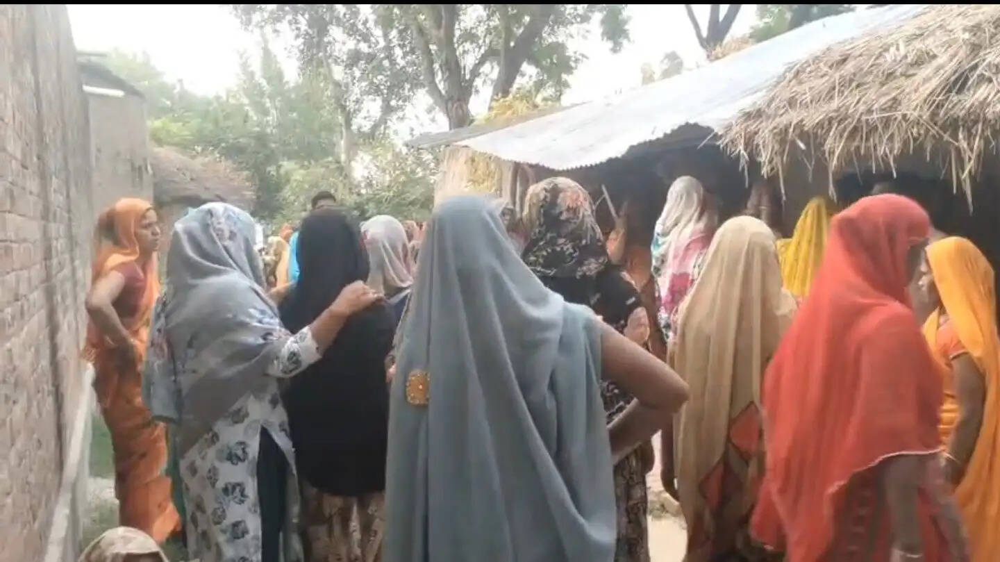 घर की कच्ची एवं जर्जर दीवार गिरने से मां-बेटी की मौत, बेटा घायल