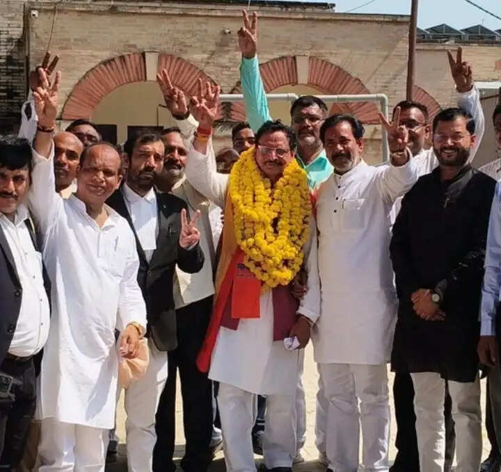 भाजपा के शिक्षक एमएलसी प्रत्याशी डॉ प्रमोद मिश्रा ने किया नामांकन
